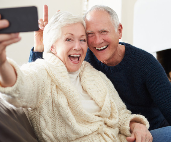 Senioren machen Selfie mit dem Smartphone