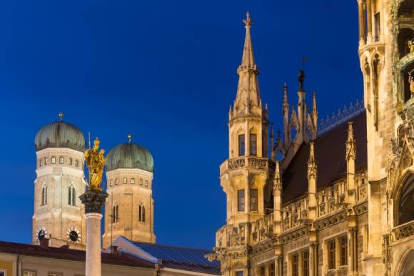München: neues Rathaus bei Nacht 
