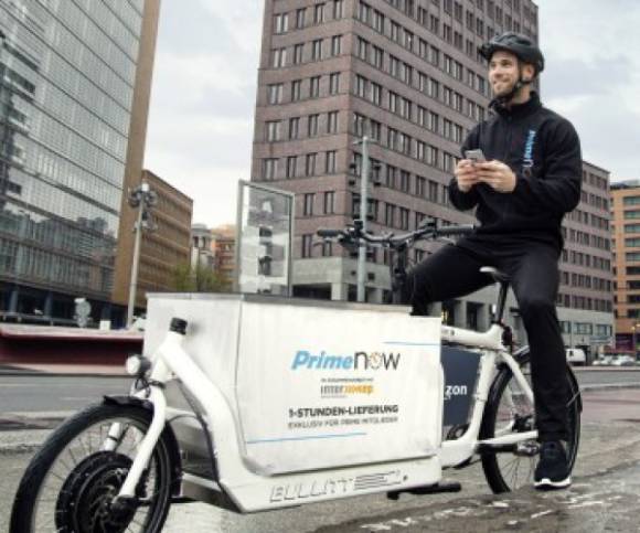 Prime-Now-Kurier auf einem elektrisch angetriebenen Fahrrad in Berlin 