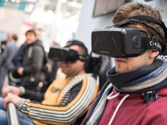 VR-Vorreiter wie Oculus bieten Brillen mit eigenem Bildschirm an - Google setzt dafür komplett auf Smartphones 