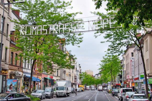 In der Neusser Straße in Köln spenden Straßenlaternen mehr als nur Licht: Sie messen Lärm und Feinstaub und stellen WLAN zur Verfügung. 