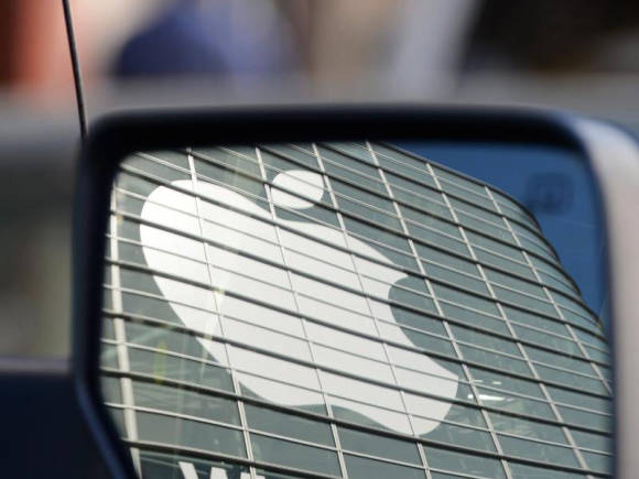 Apple-Logo im Rückspiegel 