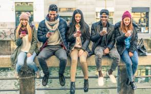 Junge Menschen mit Smartphone 