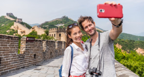 Smartphone-Nutzer auf der großen Mauer in China 