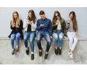 Jugendliche mit Smartphones