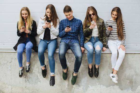 Jugendliche mit Smartphones 