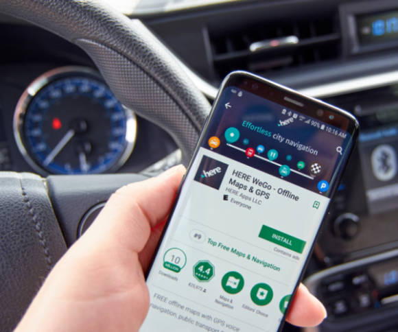 Here-App auf dem Smartphone im Auto 