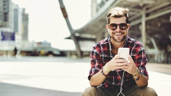 Mann hört Musik mit seinem Smartphone 