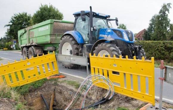 Traktor hinter Baugrube für Breitbandausbau 