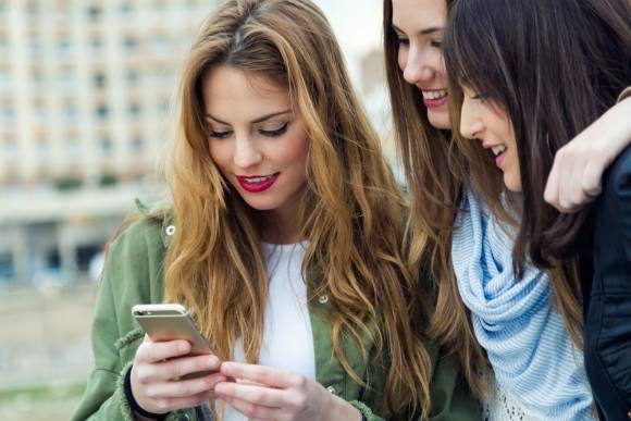 Junge Frauen mit Smartphone 