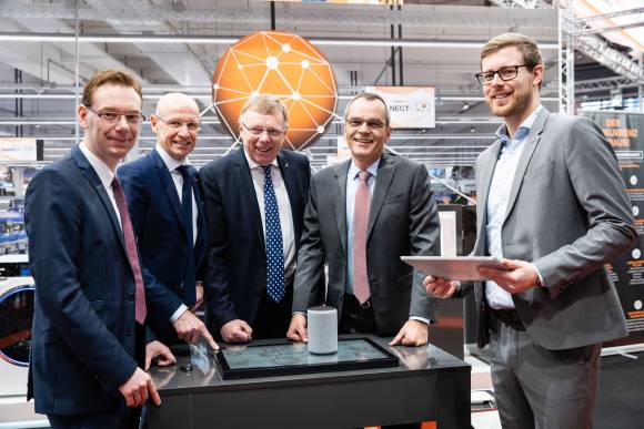 Quintett von Expert (v.l.): Oliver Rebock (Abteilungsleiter IT-Betrieb intern), Frank Harder (Vorstand Vertrieb, Marketing, E-Commerce), Gerd-Christian Hesse (Vorstand Finanzen, Personal, Versicherungen), Stefan Müller (Vorstandsvorsitzender) und Sebastia 