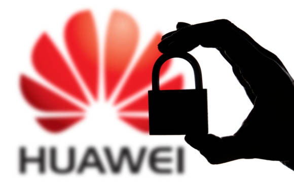 Huawei-Logo mit Vorhängeschloss im Vordergrund 