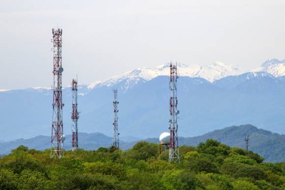 Mobilfunkantenne auf dem Land 