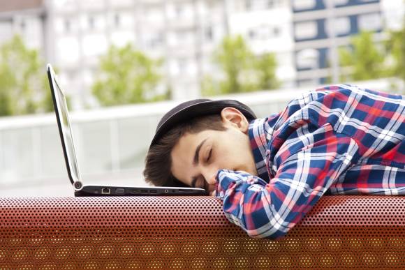 Junge schläft auf Laptop 