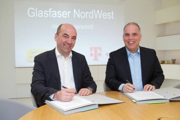 Dirk Wössner, Vorstand Telekom Deutschland (re.), und EWE-Vorstandsvorsitzender Stefan Dohler   