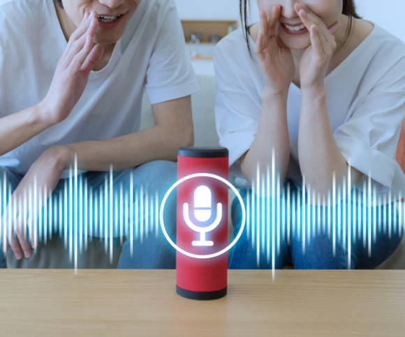 Menschen sprechen mit smartem Speaker 