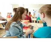 Schüler mit Smartphone