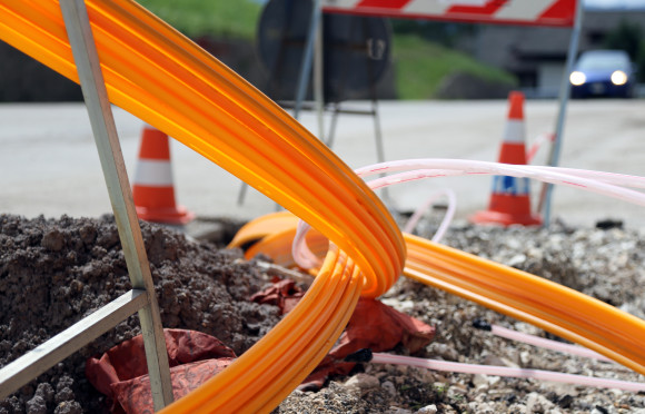 Kabel verlegen auf Baustelle 