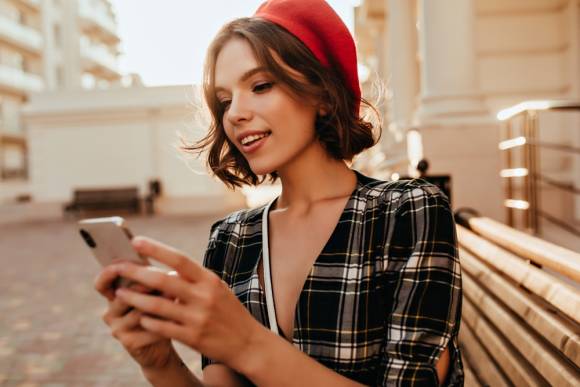 Frau mit Smartphone 