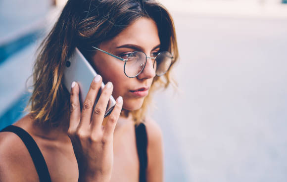 Frau mit Smartphone 