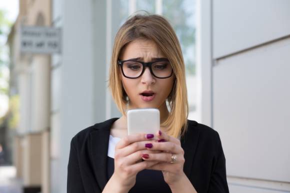 Junge Frau mit Smartphone 