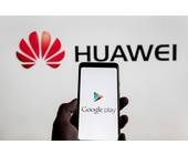 Huawei-Logo mit Android-Smartphone im Vordergrund