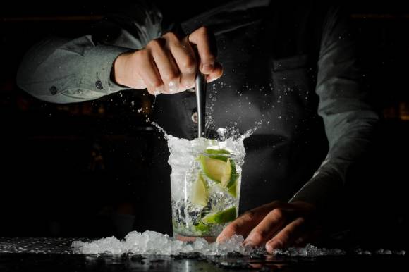 Barkeeper mit Cocktail 