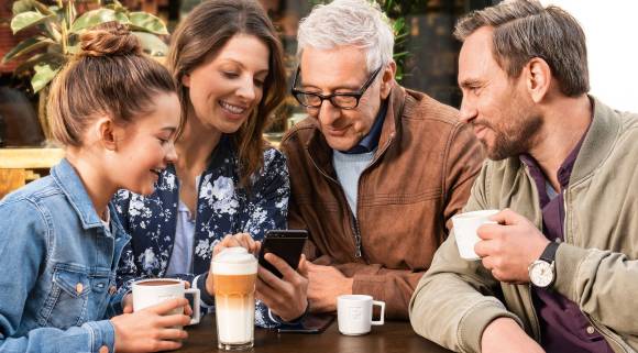 Familie mit Smartphone 