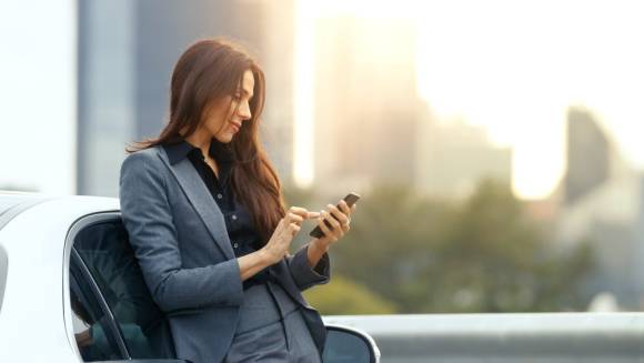 Geschäftsfrau mit Smartphone 