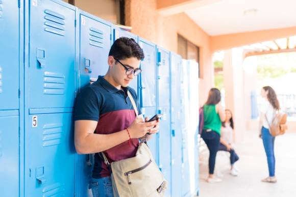 Schüler mit Smartphone 