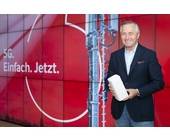 Vodafone-Deutschland-CEO Hannes Ametsreiter mit dem neuen GigaCube 5G