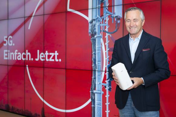 Vodafone-Deutschland-CEO Hannes Ametsreiter mit dem neuen GigaCube 5G 