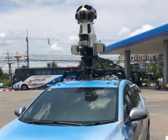 Auto mit Kamera und Sensoren auf dem Dach 