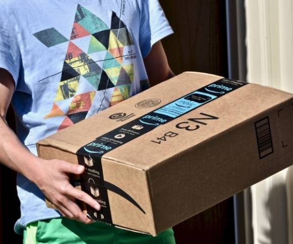 Mann mit Amazon-Paket 