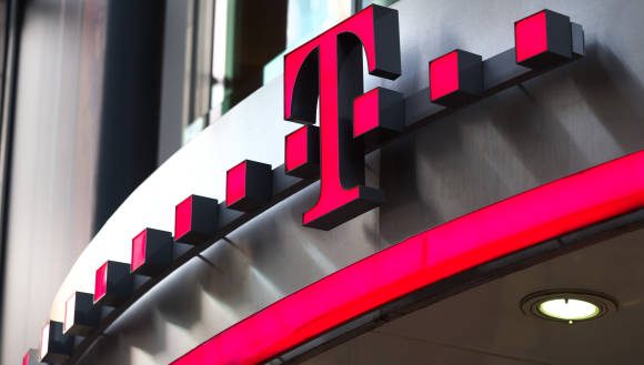 Deutsche Telekom Logo über Filiale 