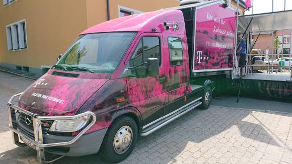 Rund 100.000 Euro hat Fachhändler Thomas Zehe in den Telekom-Truck investiert.