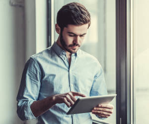 Mann mit einem iPad in der Hand