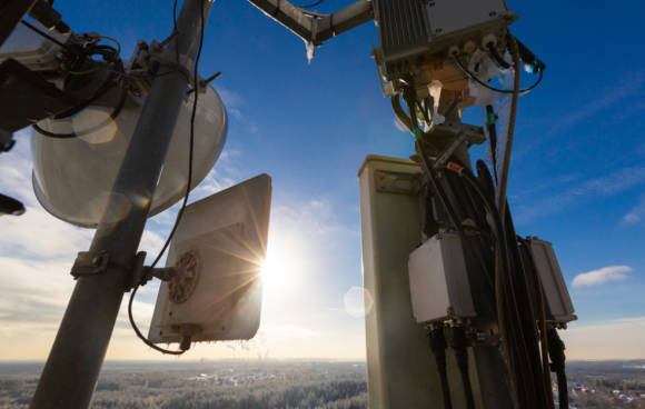 Mobilfunkmasten im Sonnenlicht 