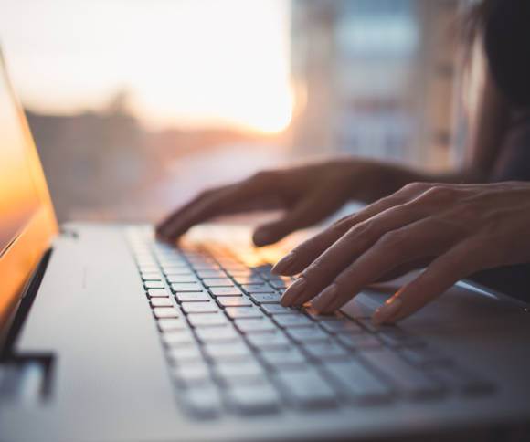 Frau sitzt am Laptop 