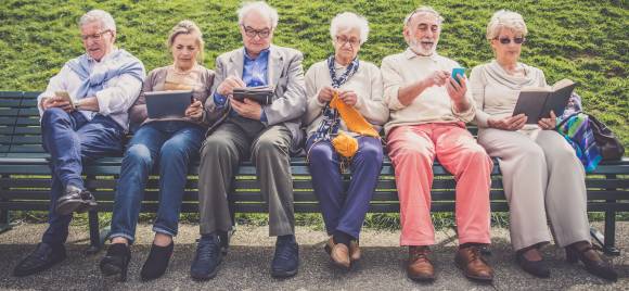 Senioren mit Smartphones 