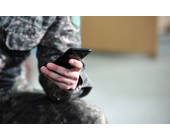 Soldat mit Smartphone in der Hand