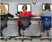 Schülerinnen arbeiten an Computern