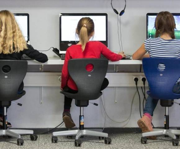Schülerinnen arbeiten an Computern 