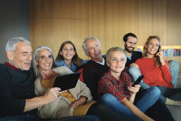 Familie beim Fernsehen und Surfen 