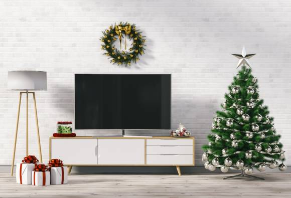Fernseher neben Weihnachtsbaum 