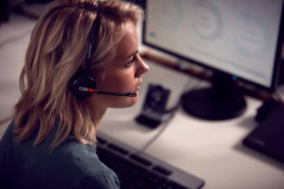 Frau mit Sennheiser-Headset 