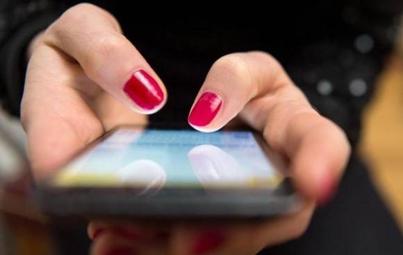 Frau hält Smartphone in der Hand 