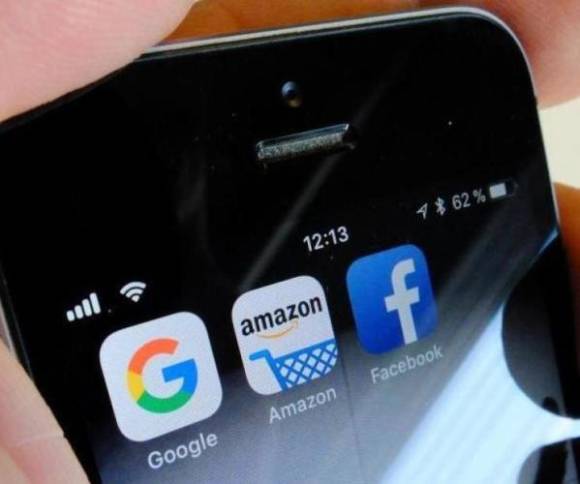 Google, Amazon & Facebook auf dem Smartphone 