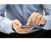 Mann tippt eine SMS