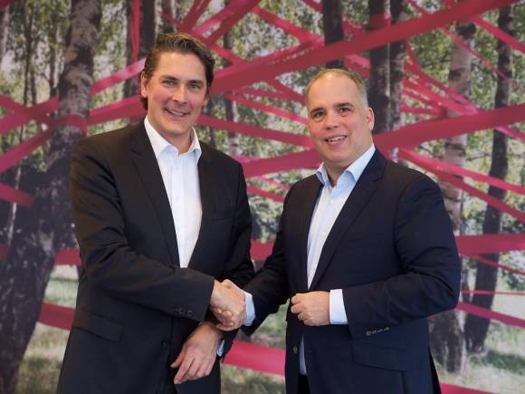 Uwe Nickl, CEO von Deutsche Glasfaser (links) und Dirk Wössner, Vorstand Telekom Deutschland 